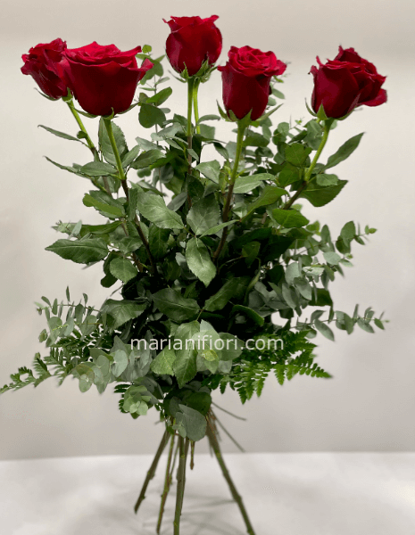 Mazzo di 7 rose rosse  a gambo lungo e verdi decorativi