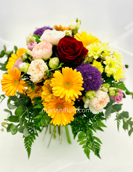 Bouquet creato dal fiorista con una rosa rossa e verdi decorativi